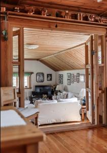 uma sala de estar com duas camas num quarto em Ein großes Hausam Wald mit Bach für 8 Personen 