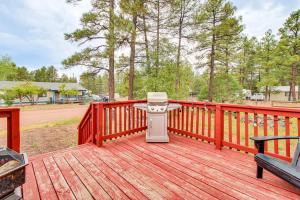 una parrilla de barbacoa en una terraza de madera con un banco en 5 Mi to Medical Centers! Pinetop-Lakeside Haven, en Pinetop-Lakeside