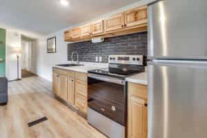 Una cocina con electrodomésticos de acero inoxidable y gabinetes de madera. en 5 Mi to Medical Centers! Pinetop-Lakeside Haven, en Pinetop-Lakeside