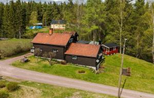 uma vista aérea de uma casa em uma colina em Ein großes Hausam Wald mit Bach für 8 Personen 