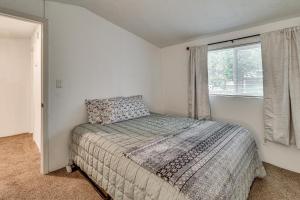 un dormitorio con una cama y una ventana en 5 Mi to Medical Centers! Pinetop-Lakeside Haven, en Pinetop-Lakeside