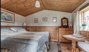 um quarto com uma cama grande e uma mesa em Ein großes Hausam Wald mit Bach für 8 Personen 