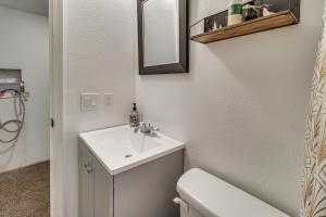 Un baño blanco con lavabo e inodoro. en 5 Mi to Medical Centers! Pinetop-Lakeside Haven, en Pinetop-Lakeside 17 fotos más