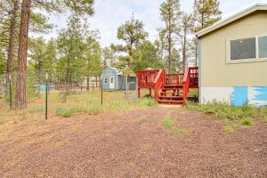 Un patio con una cerca y una casa en 5 Mi to Medical Centers! Pinetop-Lakeside Haven, en Pinetop-Lakeside