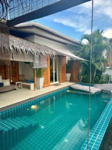 Na MueangにあるVilla Finca By Sp Villa Managementの別荘の前のプール