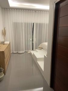 Na MueangにあるVilla Finca By Sp Villa Managementのベッドと窓のある白い寝室