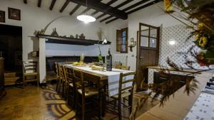 Una cocina con una mesa con sillas y una chimenea. en Villa Storica Volterra, en Volterra