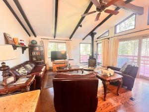 TV a/nebo společenská místnost v ubytování ManVee at Yosemite