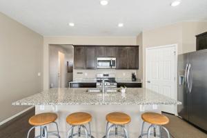 Kuchyň nebo kuchyňský kout v ubytování Windshire Retreat with Pool, Garage and Pet-Friendly + 34 fotografií