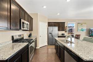 Kuchyň nebo kuchyňský kout v ubytování Windshire Retreat with Pool, Garage and Pet-Friendly
