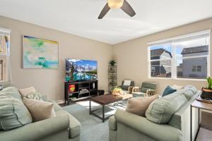 TV a/nebo společenská místnost v ubytování Windshire Retreat with Pool, Garage and Pet-Friendly