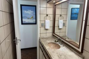 a bathroom with a sink and a mirror at Espaçoso apartamento perto Centro Sul e hospitais in Florianópolis