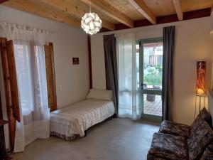 een slaapkamer met een bed en een groot raam bij Cal Teixidor in Mediona