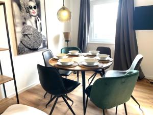 une salle à manger avec une table et des chaises dans l'établissement Stilvolles Apartment für Gruppen,Familien, Nahe Ulm, Legoland, Münster, 3 SZ bis 6P, à Blaustein