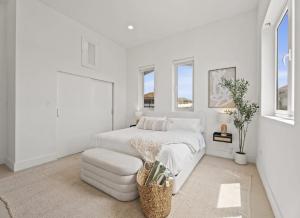 Ceru ColoradoCoastal Living with Private Beach Access in Aruba的白色卧室配有白色的床和椅子