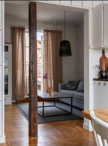 una sala de estar con un sofá y una mesa en Visbylägenheter, en Visby