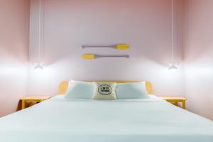 ein Schlafzimmer mit einem großen weißen Bett mit zwei Kissen in der Unterkunft Les Lofts de la Fabrique - Par Les Lofts Vieux-Québec in Québec