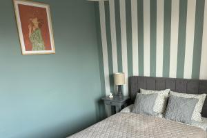 a bedroom with a bed and a picture on the wall at Apartament Akacja CENTRUM in Rzeszów