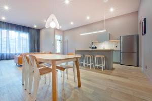 eine Küche und ein Esszimmer mit Tisch und Stühlen in der Unterkunft Les Lofts de la Fabrique - Par Les Lofts Vieux-Québec in Québec