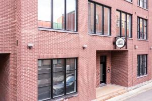 ein rotes Backsteingebäude mit einem Schild darauf in der Unterkunft Les Lofts de la Fabrique - Par Les Lofts Vieux-Québec in Québec