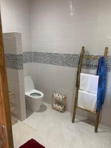 ein Badezimmer mit einem WC und einem Handtuchhalter in der Unterkunft Villa Mandalay - By Sp Villa Management in Nathon Bay