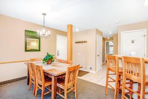 ThompsonvilleCrystal Mountain Condo - Wintergreen 535的带桌椅的餐厅和厨房