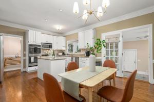 Nhà bếp/bếp nhỏ tại HotTub, FirePit, Basketball, 15 Min To Sedgefield