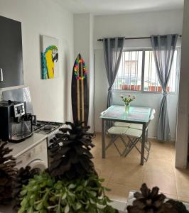 - une cuisine avec une table et une planche de surf dans une pièce dans l'établissement Casa Gran Danés, à Santa Cruz de Tenerife