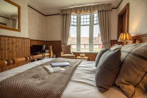 een slaapkamer met een bed met een boek erop bij West Royd in Robin Hood's Bay