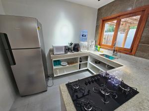 Kuchyň nebo kuchyňský kout v ubytování Casa Praiana com Piscina Privativa.