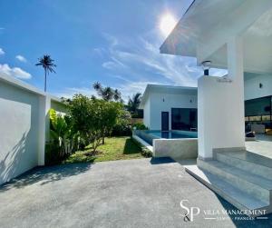 a view of the backyard of a house at Villa Noi By Sp Villa Management in Koh Samui 