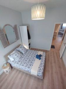 une petite chambre avec un lit dans une pièce dans l'établissement Cote Sable Ambiance bord de mer dans le centre, à Juan-les-Pins