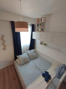 - une chambre avec un lit doté d'un oriel bleu dans l'établissement Cote Sable Ambiance bord de mer dans le centre, à Juan-les-Pins