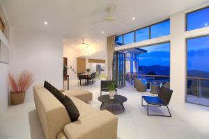 un salon avec un canapé et des chaises dans l'établissement Villa Pearl By Sp Villa Management, à Nathon Bay