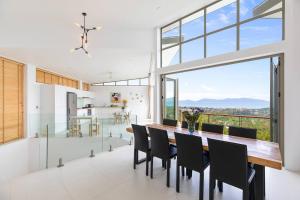 une salle à manger avec une table et des chaises et une grande fenêtre dans l'établissement Villa Pearl By Sp Villa Management, à Nathon Bay 23 autres photos