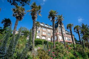a building with palm trees in front of it at Ti Roz - Vue mer in Perros-Guirec