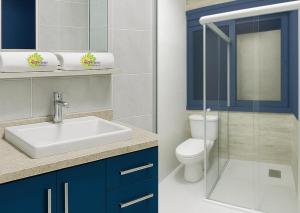 a bathroom with a sink and a toilet at LSViver Hospedagem in Caxias do Sul