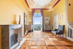 Una sala de estar con chimenea y techo. en Le COQ Tersling - Residential Parking - AC - Sea view, en Menton