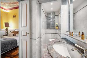 Un baño con bañera y un dormitorio con cama. en Le COQ Tersling - Residential Parking - AC - Sea view, en Menton