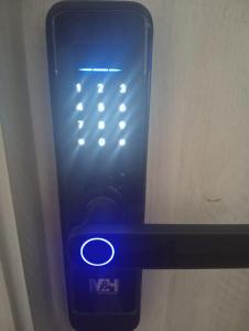 a remote control with a blue light on it at Apto 305 Exclusivo Turistico Moderno Acogedor Barrio Laureles nte Armenia Piscina Sauna Balcon Vigilancia Parqueadero Gratis Cerca Portal Quindio, Restaurantes in Armenia