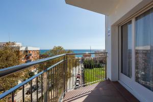 ein Balkon mit Blick auf das Meer in der Unterkunft Moli Apartment Beach in Canet de Mar