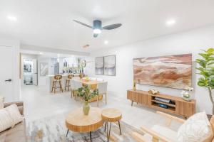 una sala de estar con un sofá y una mesa en Ocean Pool view I Beach front I Near Flagler 2BR, en New Smyrna Beach