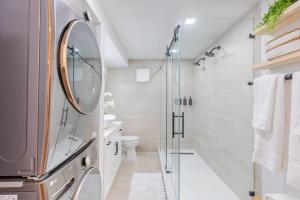 Un baño con ducha, inodoro y lavabo. en Ocean Pool view I Beach front I Near Flagler 2BR, en New Smyrna Beach