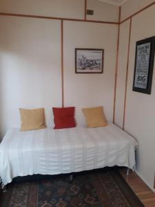 - un lit avec 3 oreillers dans l'établissement Apartamento 1, à Punta Arenas