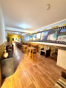a restaurant with tables and chairs and a bar at Pousada Recanto de Figueira in Arraial do Cabo