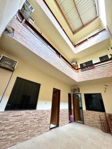 an empty room with several windows and a ceiling at Pousada Recanto de Figueira in Arraial do Cabo