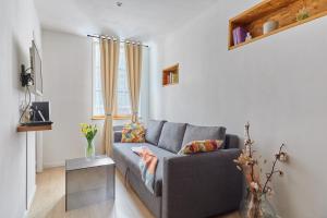 ポン・オードゥメールにあるElégant T2 "La Dolce", hypercentre, 20mn d'Honfleurのリビングルーム(グレーのソファ付)