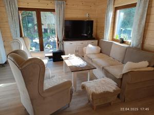 DomaniewiceにあるJura - Chata pod Grodziskiem Pańskimのソファと椅子とテーブルのあるリビングルーム +8枚の写真