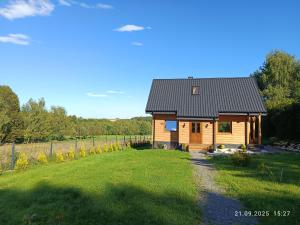 DomaniewiceにあるJura - Chata pod Grodziskiem Pańskimの草原の木造小屋