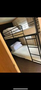 Voodi või voodid majutusasutuse CHAPEL ST LEONARDS- EN-SUITE -2 Bedrooms -Sleeps 6-Pets Welcome- toas